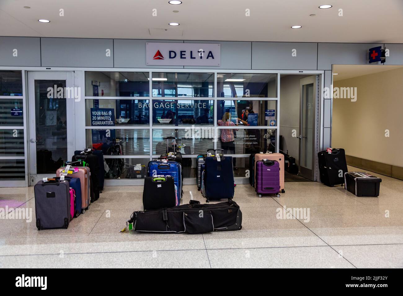 Delta baggage claim hi-res stock photography and images - Alamy