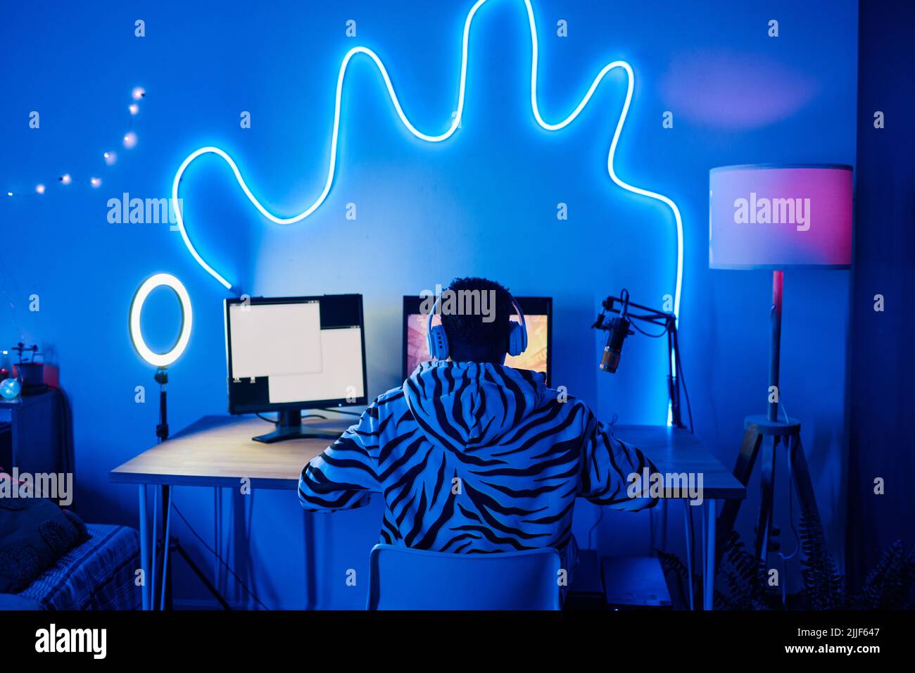 Video game screen rear view hi-res stock photography and images - Alamy