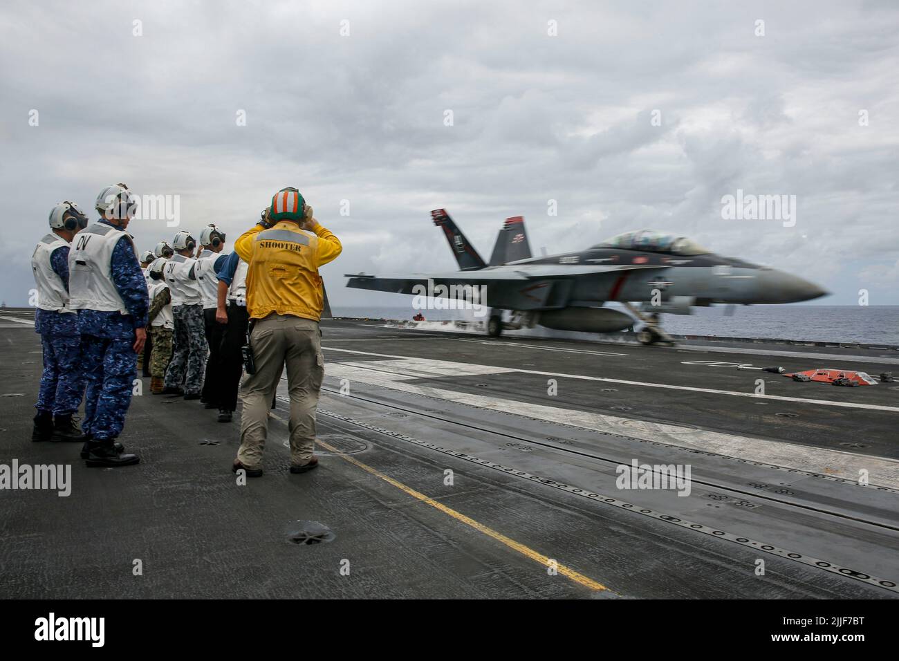 220723-N-MM912-2089 PACIFIC OCEAN (July 23, 2022) Military leaders from Japan, Australia, and Canada observe an F/A-18F Super Hornet, assigned to the 'Black Aces' of Strike Fighter Squadron (VFA) 41, launch from the flight deck of the Nimitz-class aircraft carrier USS Abraham Lincoln (CVN 72) during Rim of the Pacific (RIMPAC) 2022. Twenty-six nations, 38 ships, three submarines, more than 170 aircraft and 25,000 personnel are participating in RIMPAC from June 29 to Aug. 4 in and around the Hawaiian Islands and Southern California. The world’s largest international maritime exercise, RIMPAC pr Stock Photo