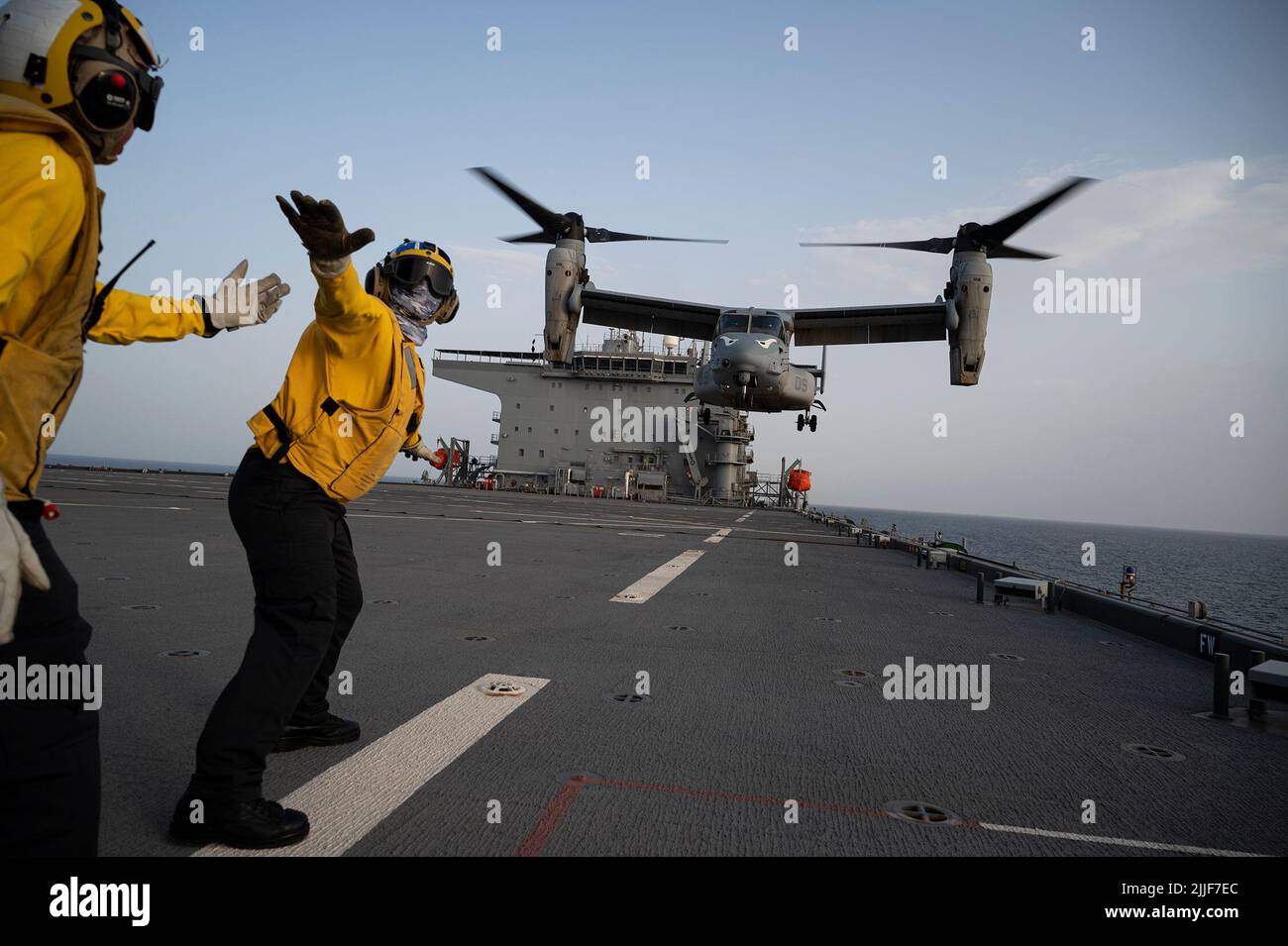 U.S. Navy sailor assigned to the Lewis B. Puller-class  expeditionary sea base USS Hershel 'Woody' Williams (ESB 4), launches a U.S.  Marine Corps MV-22 Osprey assigned to the Marine Medium Tiltrotor Squadron  (VMM) 163 in the Gulf of Aden, July 13, 2022. Hershel 'Woody' Williams is on  a scheduled deployment in the U.S. Naval Forces Africa area of operations,  employed by U.S. Sixth Fleet to defend U.S., allied and partner interests.  (U.S. Air Force photo by Senior Airman Bryan Guthrie) Stock Photo