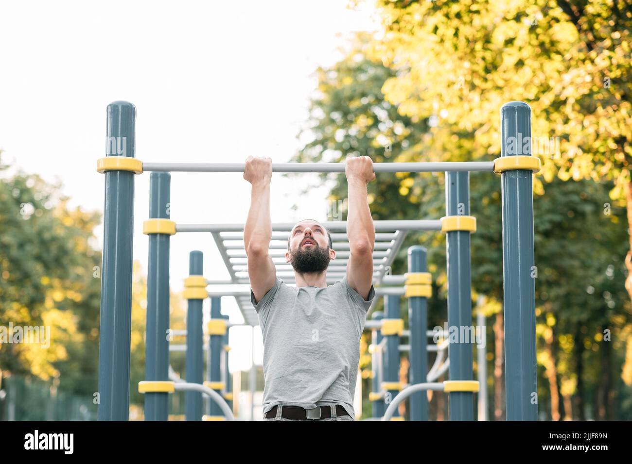 workout exercise man pull ups athletic lifestyle Stock Photo Alamy