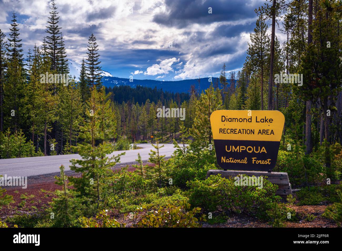 Welcome sign at the entrance to Diamond Lake in Oregon Stock Photo