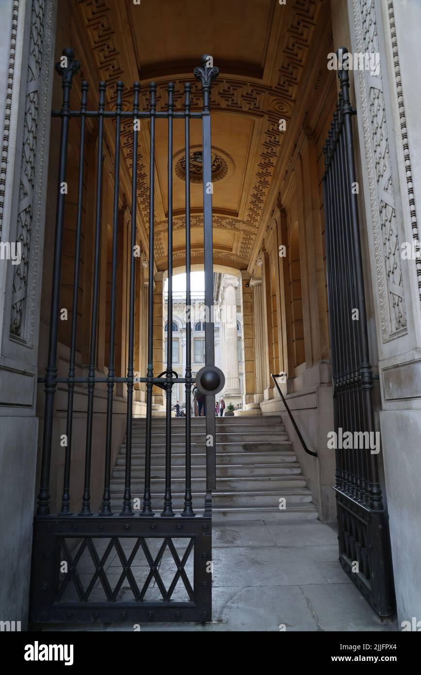 Ancient gate in the city of Oxford Stock Photo Alamy