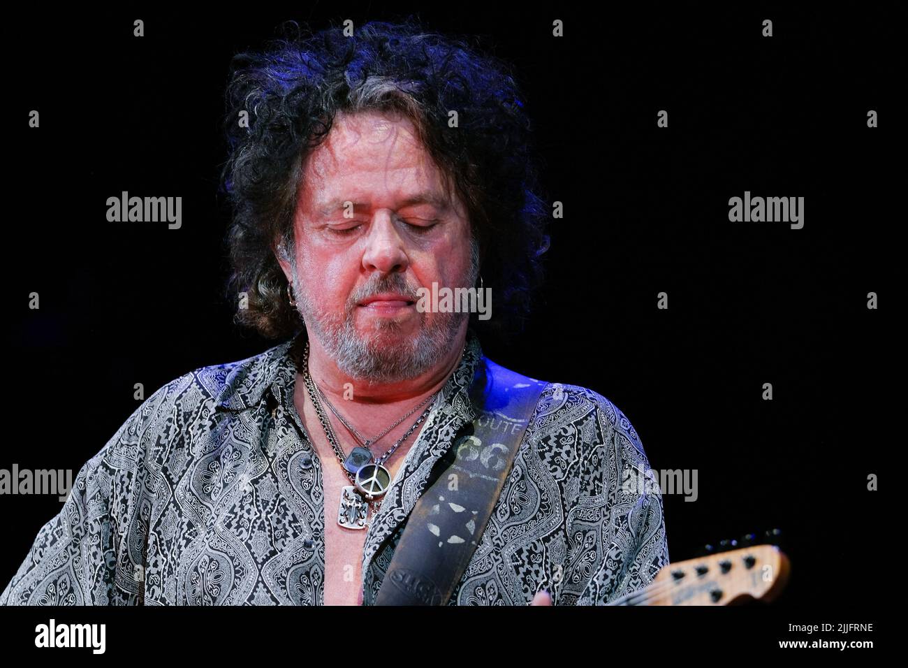 Verona, Italy, 25/07/2022, Steve Lukather during the Music Concert TOTO  -Dogz of Oz Tour on July 25, 2022 at the Arena di Verona in Verona, Italy  (Photo by Roberto Tommasini/LiveMedia/Sipa USA Stock