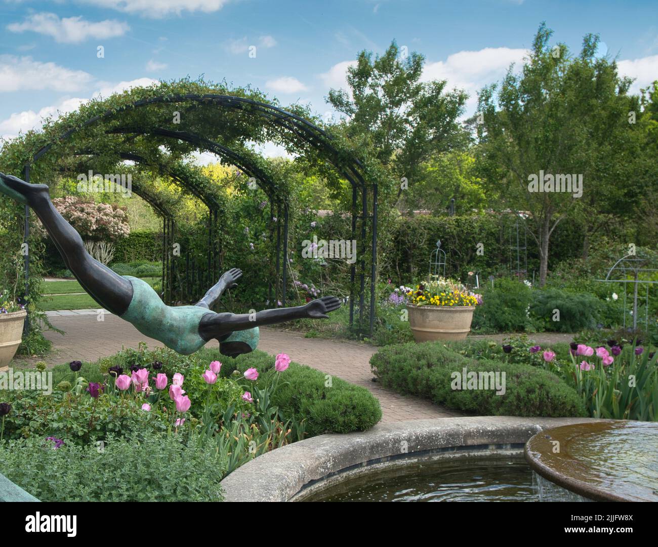 Sculpture garden surrey hires stock photography and images Alamy