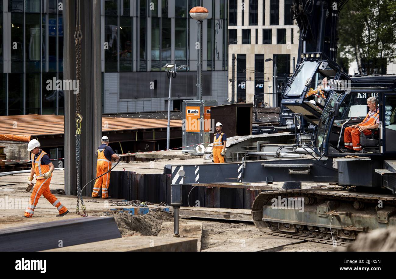 2022-07-26 11:59:02 AMSTERDAM - A press tour of the work on the A10 during a closure of several days. The A10 South is open over a length of 100 meters to lay foundations for the new station passage of Amsterdam Zuid station. ANP RAMON VAN FLYMEN netherlands out - belgium out Stock Photo