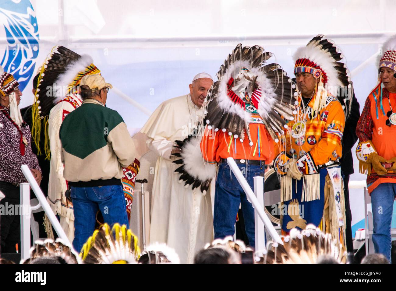 Maskwa Park, Canada. 25th July, 2022. Chief Wilton (C) “Willie” Littlechild, presents His Holiness with a handmade Headdress. Pope Francis' journey of healing, reconciliation and hope. His first act was not to gather with the faithful for Mass but, rather to gather his strength to make this first stop, which signals the importance of why he has come to Canada - to encounter First Nations, Métis and Inuit peoples on their traditional territories. Credit: SOPA Images Limited/Alamy Live News Stock Photo
