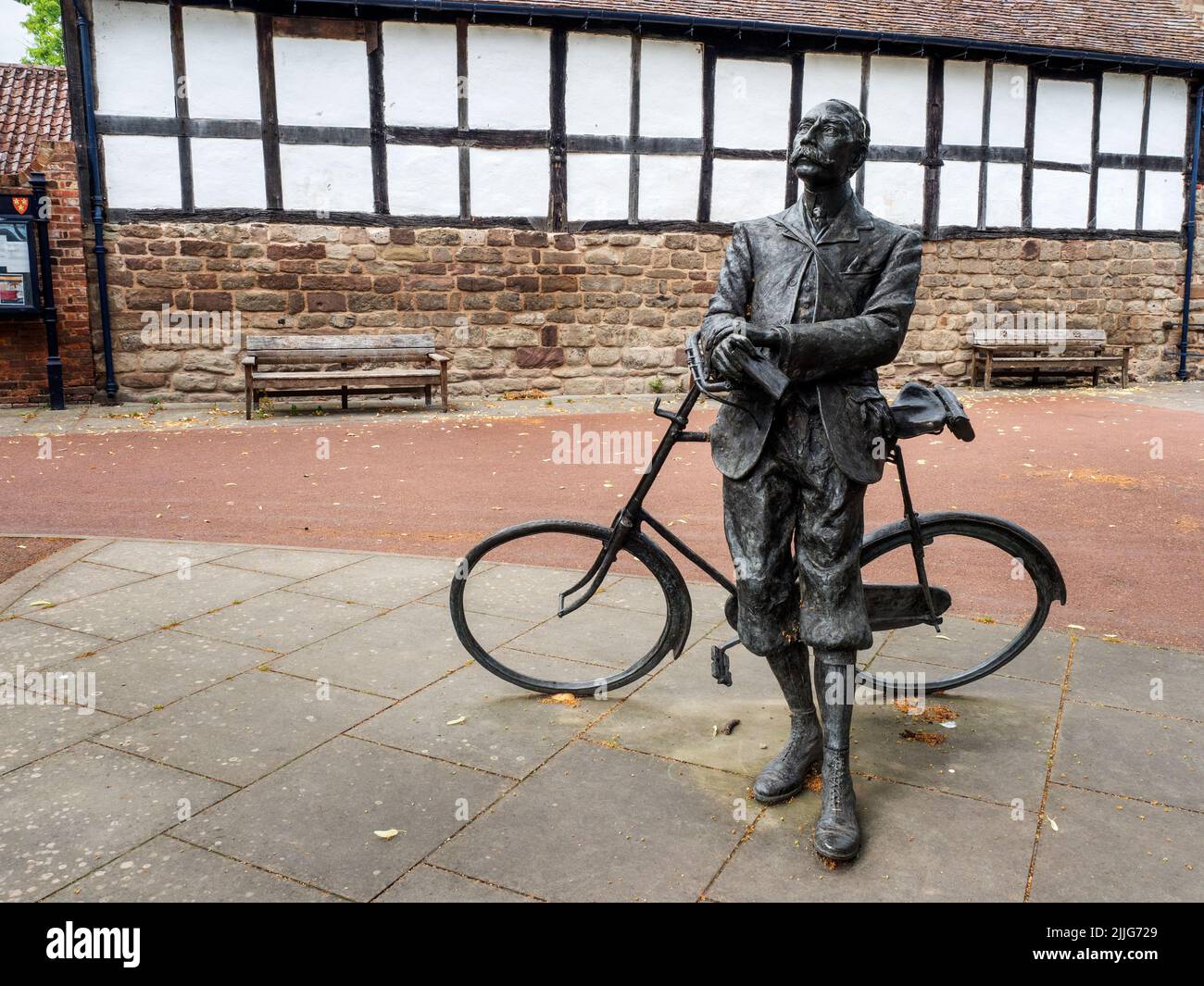 Edward Elgar statue in Cathedral Close Hereford Herefordshire England Stock Photo