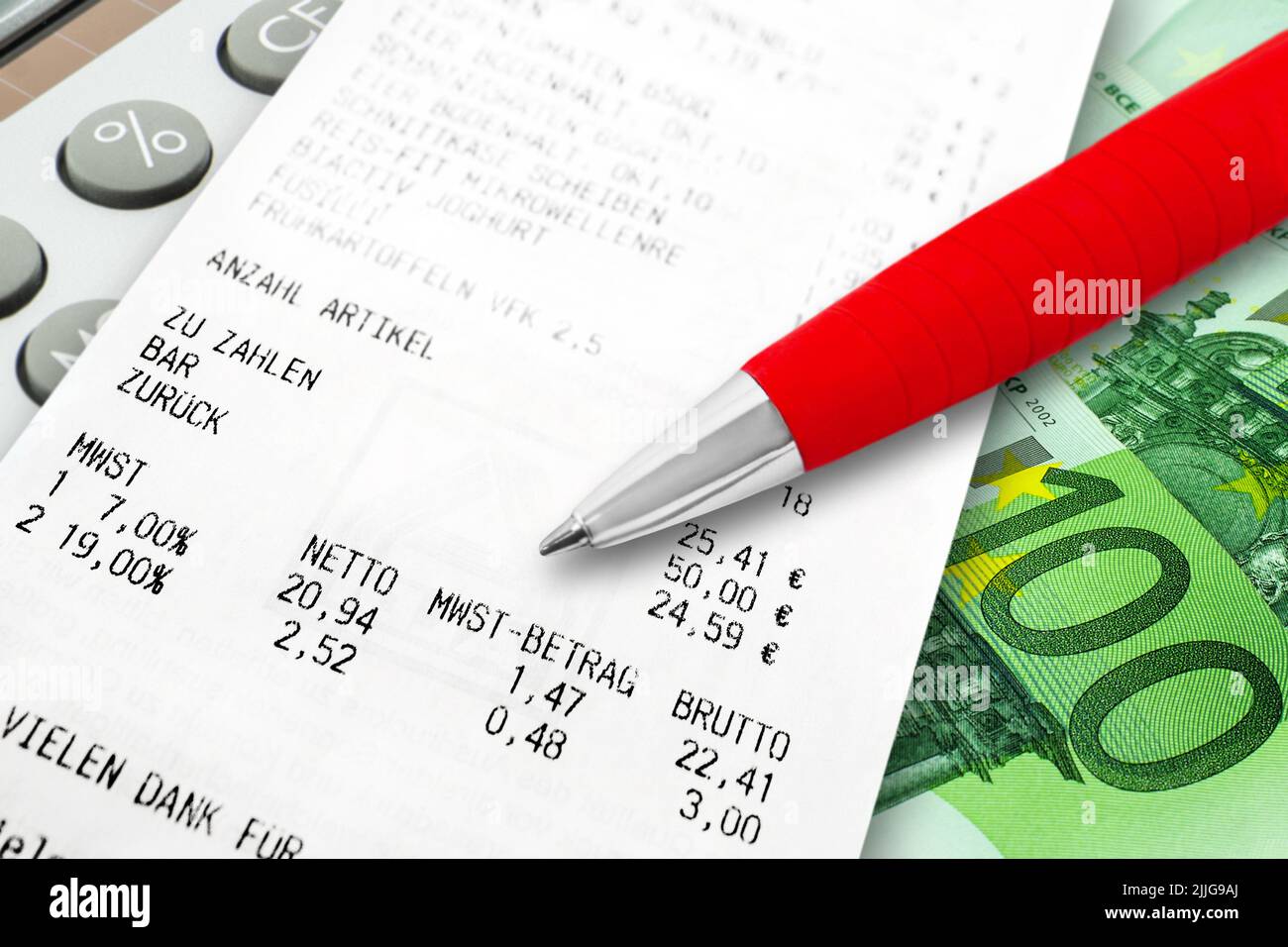 Einkauf Lebensmittel und Mehrwertsteuer mit Rechner, Euro Geldschein und Kugelschreiber Stock Photo