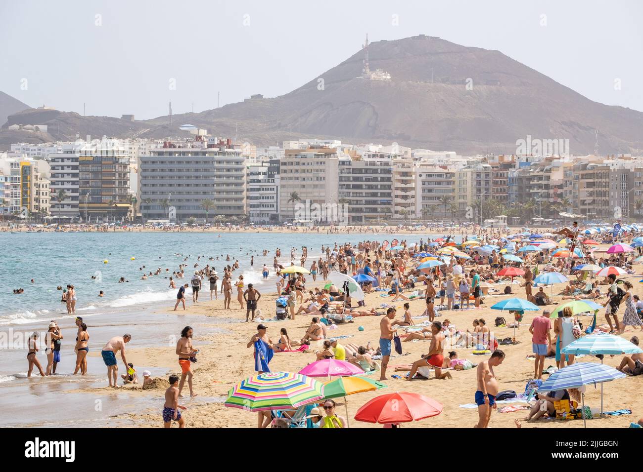 Las Palmas, Gran Canaria, Canary Islands, Spain. 26th July, 2022. Tourists, many from the UK, swelter on the city beach in Las Palmas during a heatwave on Gran Canaria. The south west of the island registered 45 degrees Celicius on Monday. Credit: Alan Dawson/ Alamy Live News. Stock Photo