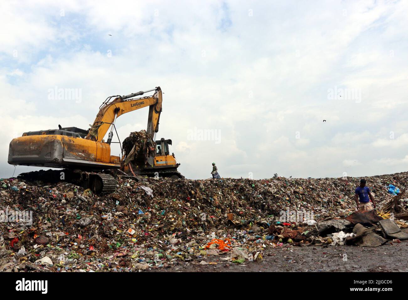 People recycle non-biodegradable waste at a garbage dump in Dhaka to be used in the recycling industry. In urban areas of Bangladesh around 25,000 ton Stock Photo