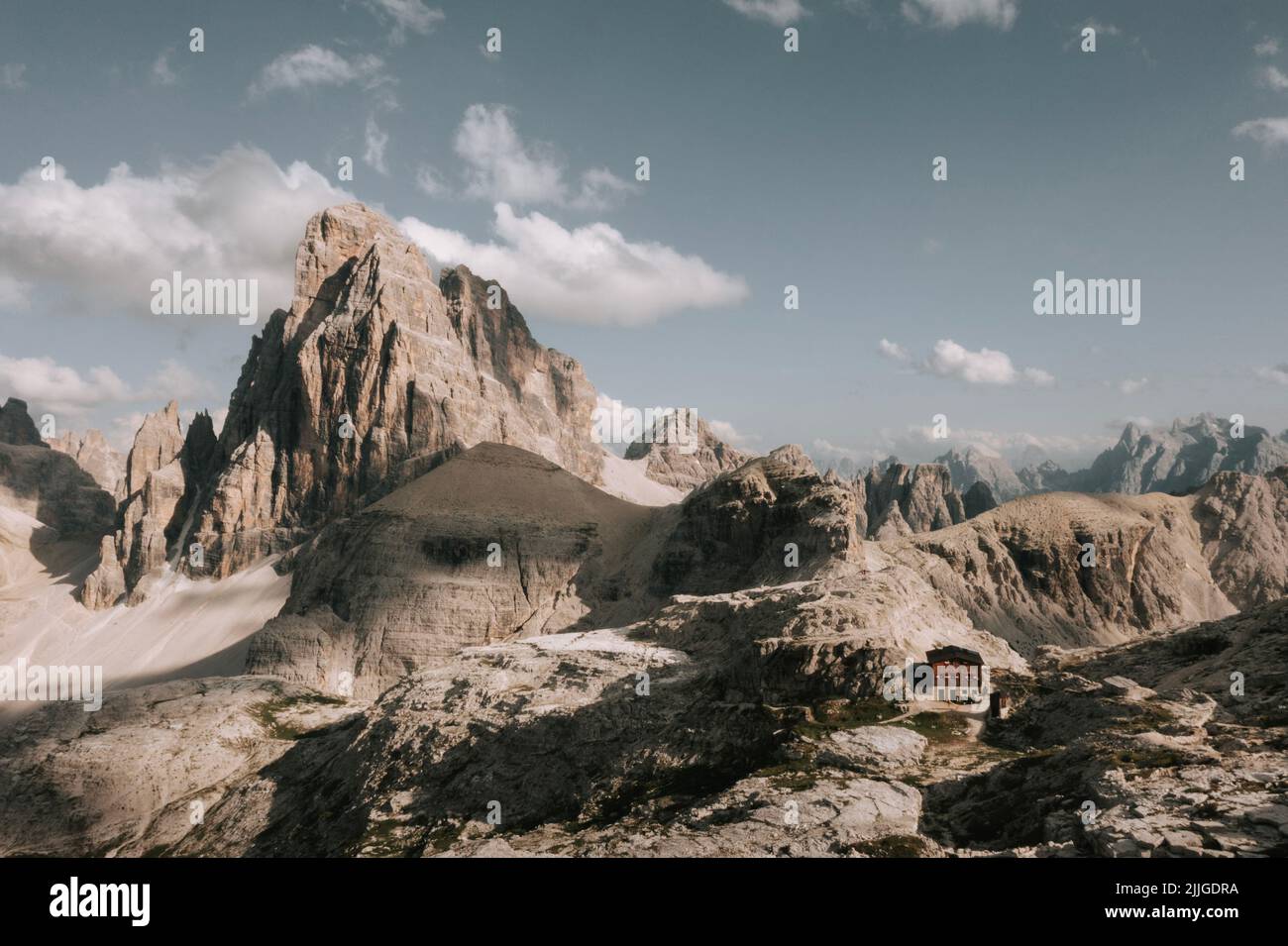 Drohenbild von der Büllelejochhütte ( Rifugio pian di cengia) und im hintergrund der Zwölferkofel (Crdoa dei Toni) 2 Stock Photo