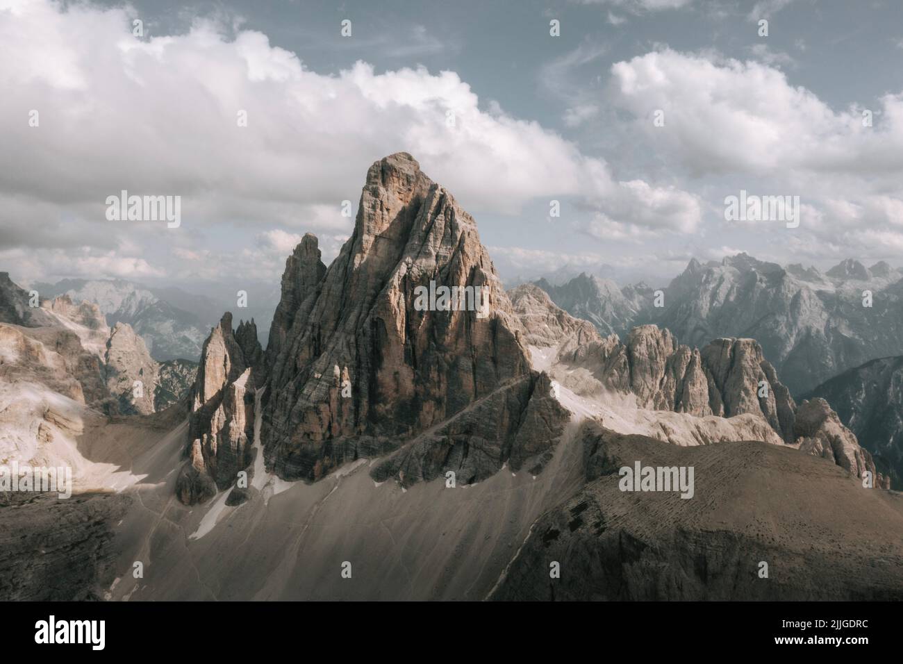 Drohnenbild vom Zwölferkofel in den Dolomiten. Croda dei Toni aus der Luft. Stock Photo