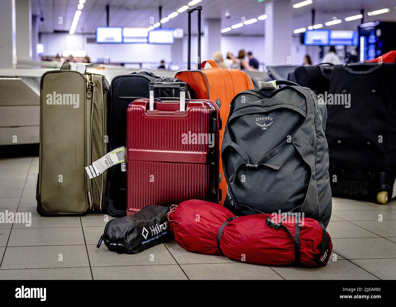 2022-07-25 19:40:51 SCHIPHOL - Left luggage in an arrival hall of Schiphol.  ANP REMKO DE WAAL netherlands out - belgium out Stock Photo - Alamy