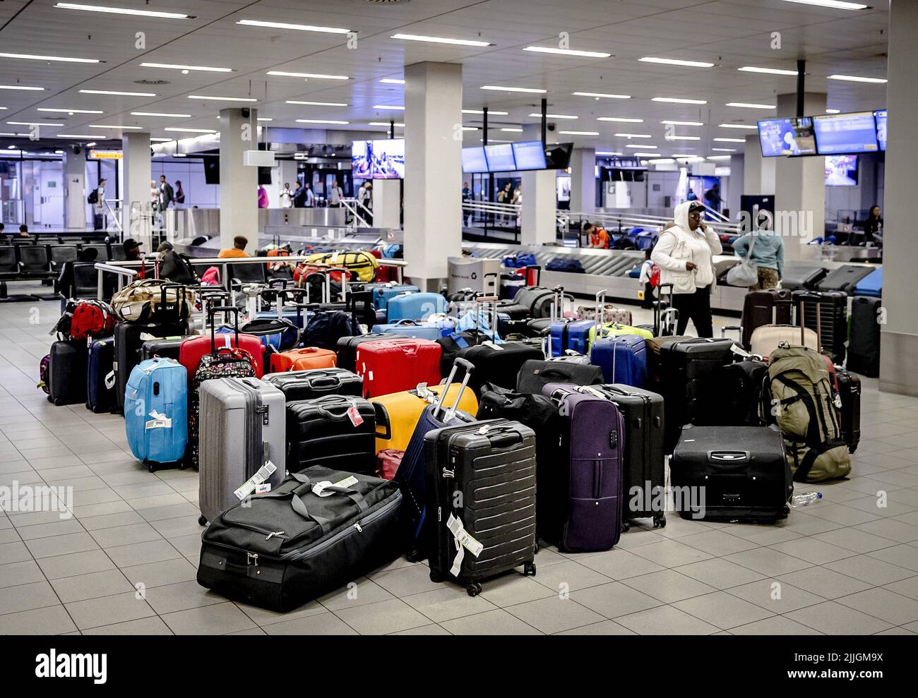 2022-07-25 19:49:36 SCHIPHOL - Left luggage in an arrival hall of Schiphol.  ANP REMKO DE WAAL netherlands out - belgium out Stock Photo - Alamy