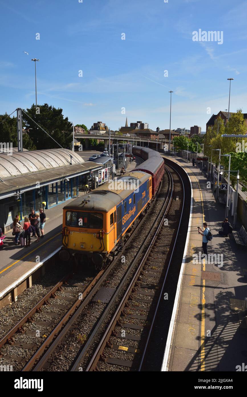 GB Railfreight Class 73 no. 73136 Mhairi at the rear of a preserved 4TC unit in London Underground livery passing Poole station Stock Photo