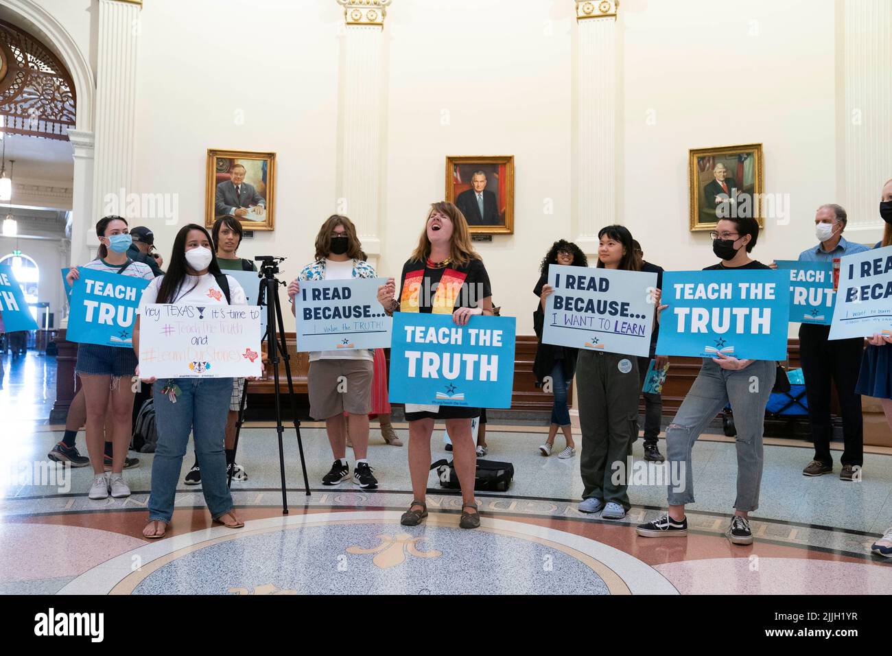 Austin Texas USA, July 26 2022: Rev. ERIN WALTERS (center) of the Unitarian Church ministry leads singing as she joins other activists protesting book censorship in public school classrooms and libraries. Protesters sat in the Capitol rotunda and read some of the 850 books listed on a Republican lawmaker's list of 'uncomfortable' titles. Credit: Bob Daemmrich/Alamy Live News Stock Photo