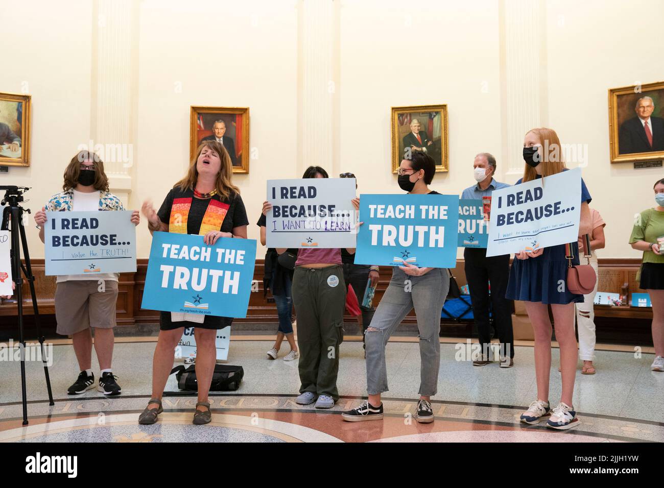 Austin Texas USA, July 26 2022: Rev. ERIN WALTERS (second from left) of the Unitarian Church ministry leads singing as she joins other activists protesting book censorship in public school classrooms and libraries. Protesters sat in the Capitol rotunda and read some of the 850 books listed on a Republican lawmaker's list of 'uncomfortable' titles. Credit: Bob Daemmrich/Alamy Live News Stock Photo