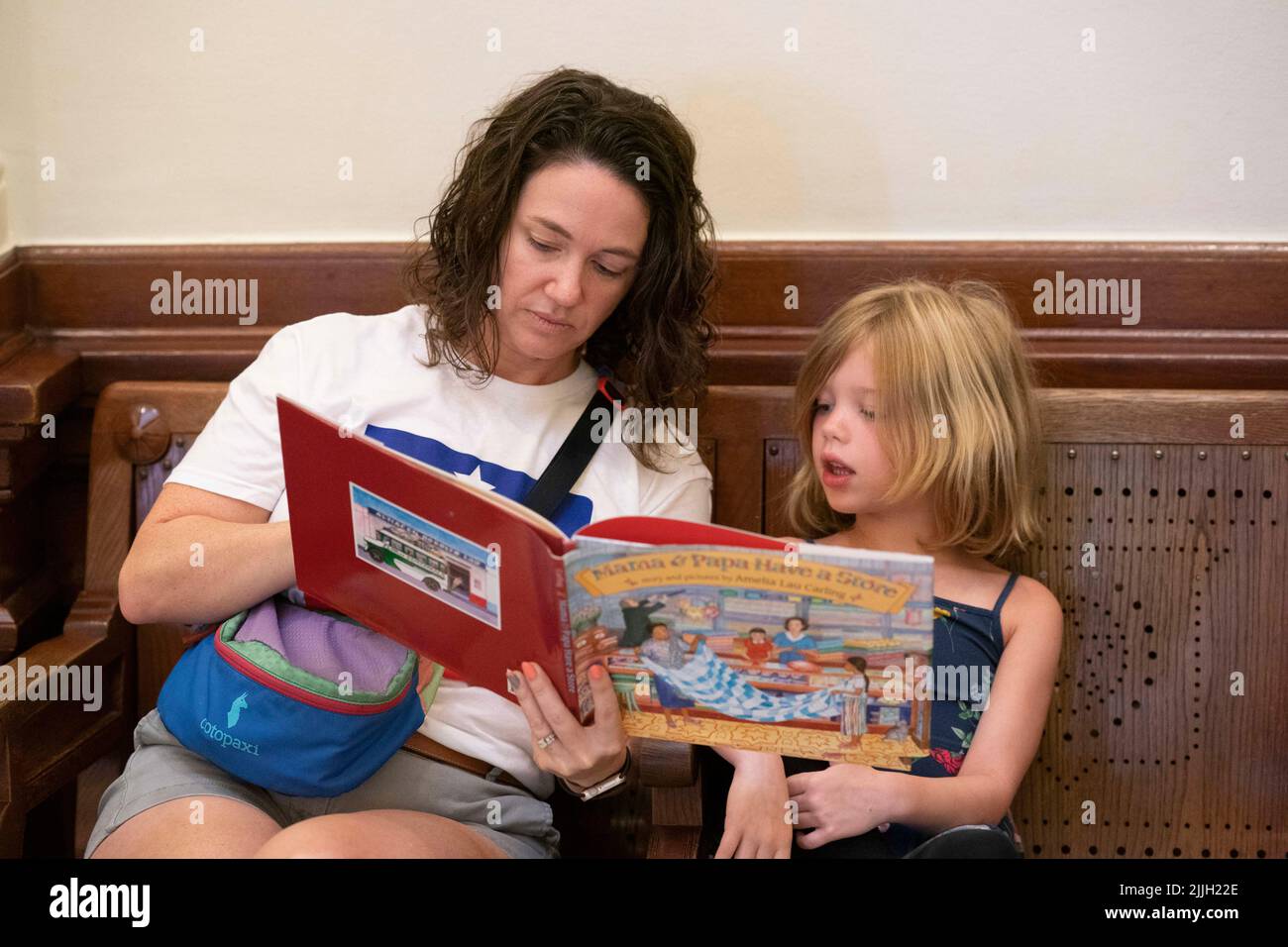 Austin Texas USA, July 26 2022: Mom JESSE NEUFELD and daughter RUBY SUNESON, 6, join other activists protesting book censorship in public school classrooms and libraries. Protesters sat in the Capitol rotunda and read some of the 850 books listed on a Republican lawmaker's list of 'uncomfortable' titles. Credit: Bob Daemmrich/Alamy Live News Stock Photo