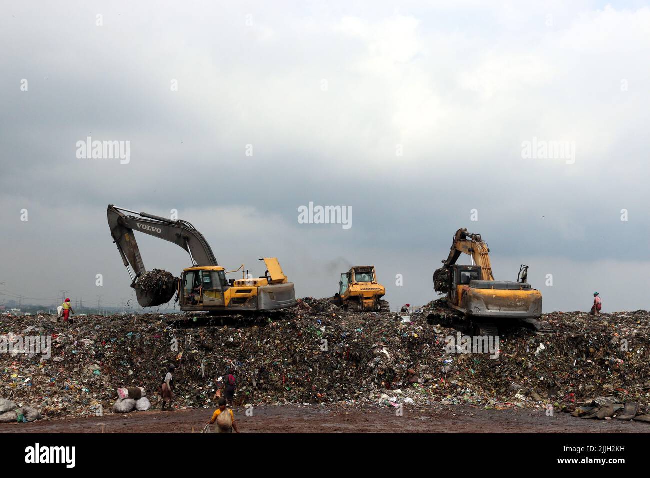Dhaka, Mexico City, Bangladesh. 26th July, 2022. July 26, 2022, Dhaka, Bangladesh: Pickers collect non-biodegradable waste at a garbage dump in Dhaka to be used in the recycling industry. In urban areas of Bangladesh around 25,000 tonnes of garbage is generated per day; Total solid waste is foresee to increase to 47,000 tons per day by 2025. on July 26, 2022 in Dhaka, Bangladesh. (Credit Image: © Habibur Rahman/eyepix via ZUMA Press Wire) Stock Photo