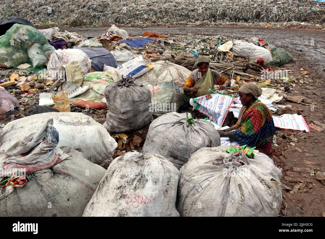 People recycle non-biodegradable waste at a garbage dump in Dhaka to be used in the recycling industry. In urban areas of Bangladesh around 25,000 tonnes of garbage is generated per day; Total solid waste is foresee to increase to 47,000 tons per day by 2025. On July26, 2022 in Dhaka, Bangladesh . Photo by Habibur Rahman/ABACAPRESS.COM Stock Photo
