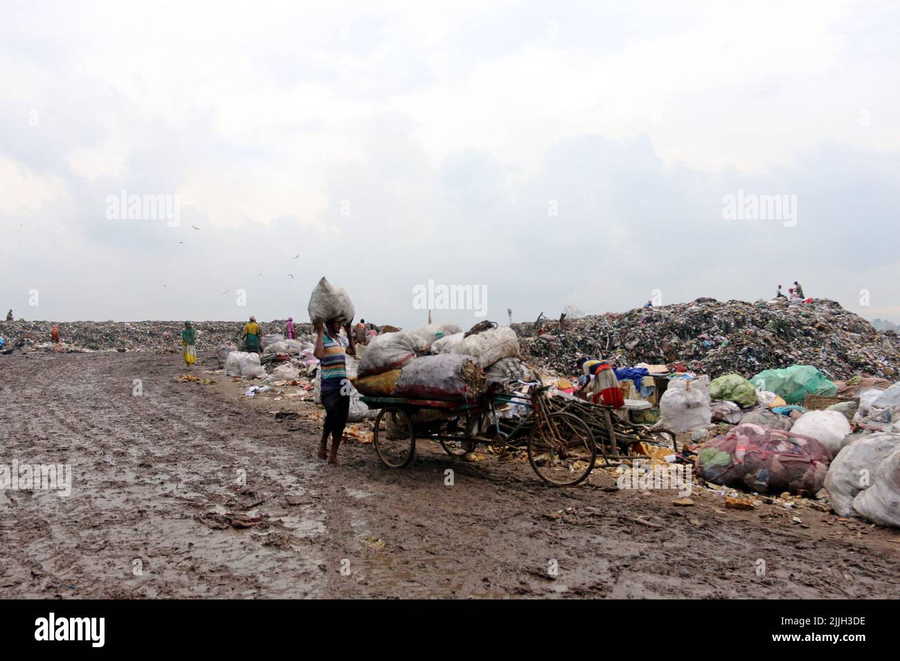 People recycle non-biodegradable waste at a garbage dump in Dhaka to be used in the recycling industry. In urban areas of Bangladesh around 25,000 tonnes of garbage is generated per day; Total solid waste is foresee to increase to 47,000 tons per day by 2025. On July26, 2022 in Dhaka, Bangladesh . Photo by Habibur Rahman/ABACAPRESS.COM Stock Photo
