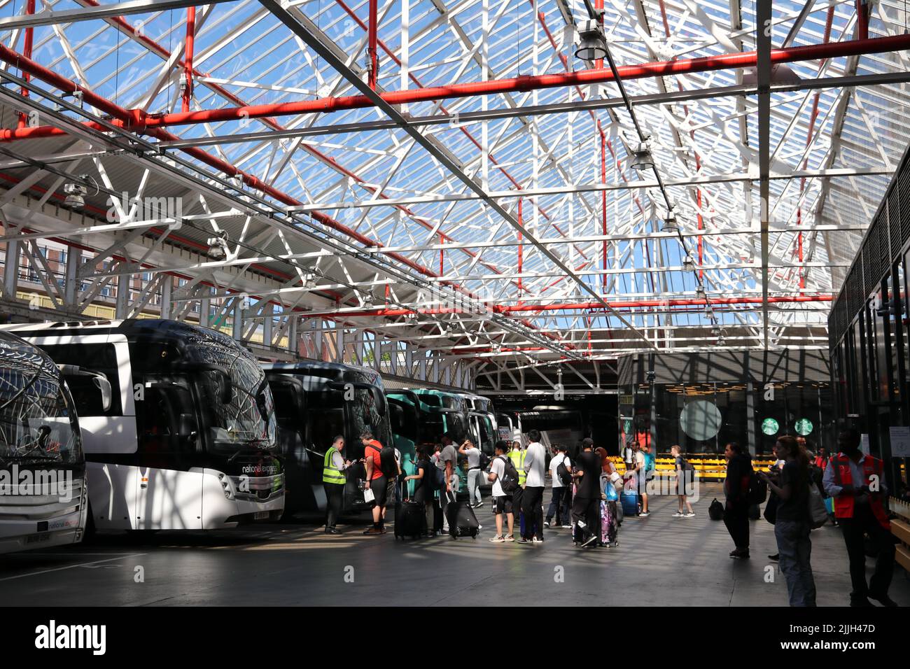 PASSENGERS BOARDING COACHES AT LONDON VICTORIA COACH STATION Stock Photo