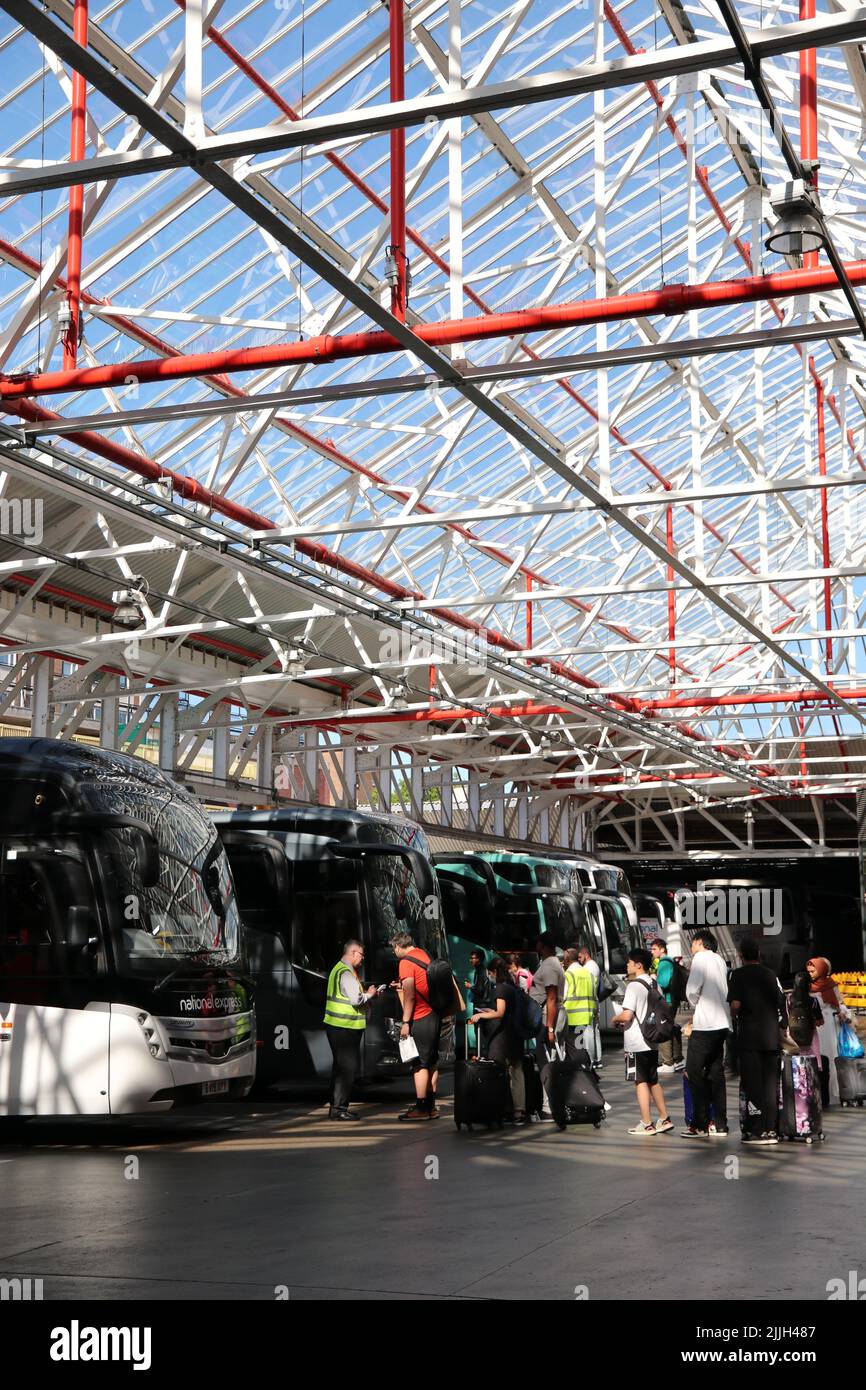 PASSENGERS BOARDING COACHES AT LONDON VICTORIA COACH STATION Stock Photo