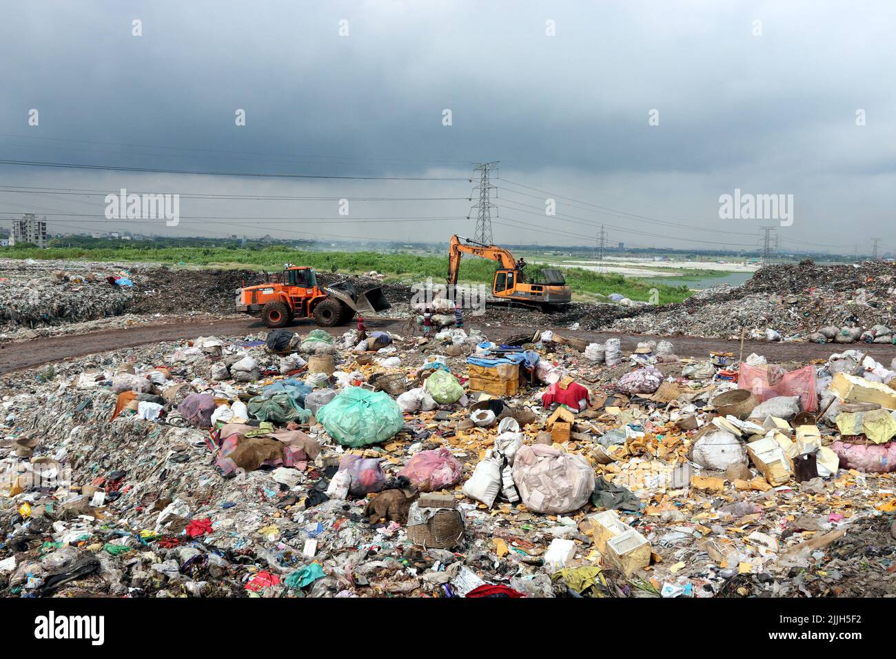 Dhaka, Mexico City, Bangladesh. 26th July, 2022. July 26, 2022, Dhaka, Bangladesh: Pickers collect non-biodegradable waste at a garbage dump in Dhaka to be used in the recycling industry. In urban areas of Bangladesh around 25,000 tonnes of garbage is generated per day; Total solid waste is foresee to increase to 47,000 tons per day by 2025. on July 26, 2022 in Dhaka, Bangladesh. (Credit Image: © Habibur Rahman/eyepix via ZUMA Press Wire) Stock Photo