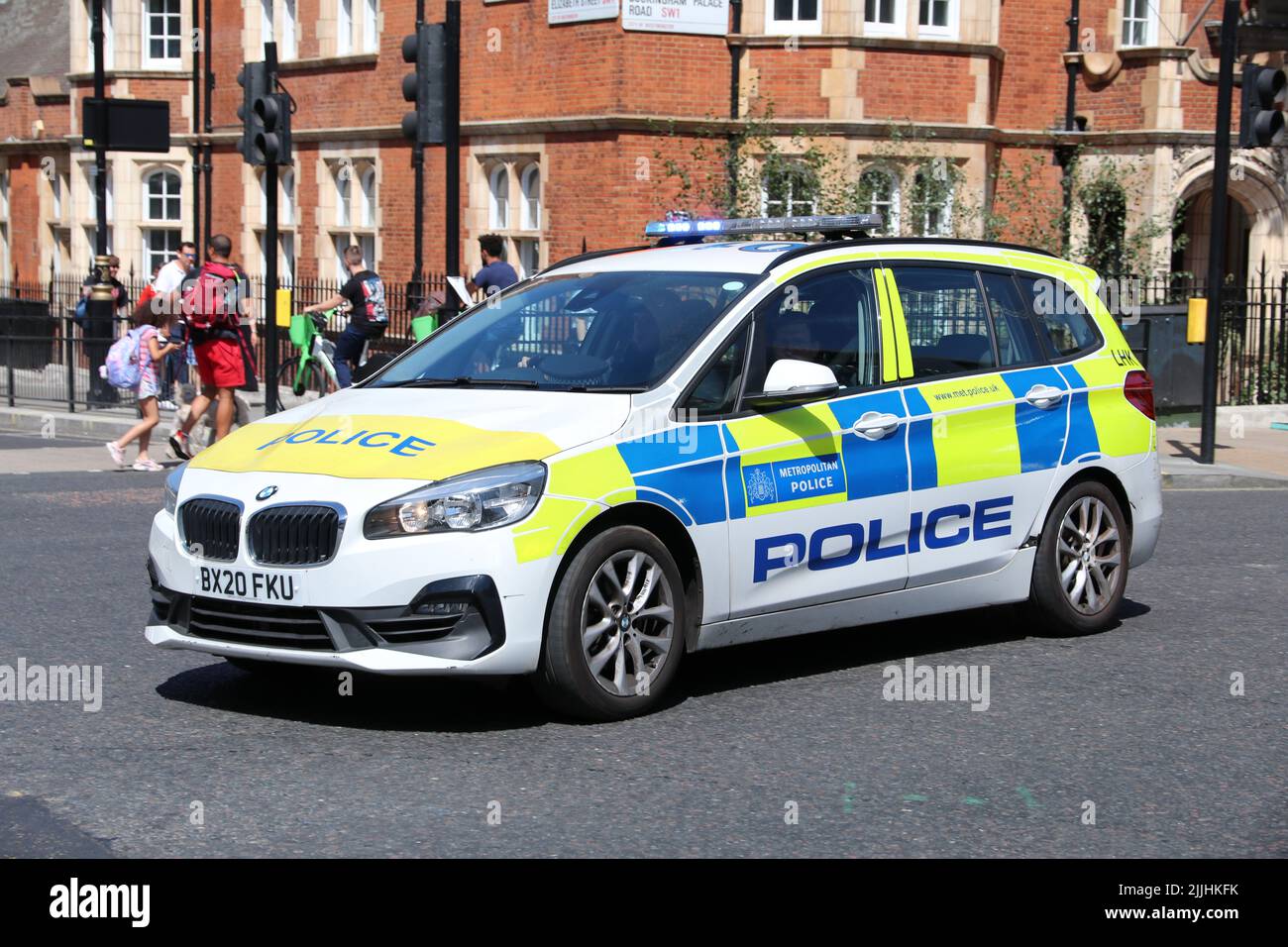 A BMW POLICE CAR OF METROPOLITAN POLICE ON A 999 EMERGENCY CALL WITH BLUE LIGHTS FLASHING Stock Photo