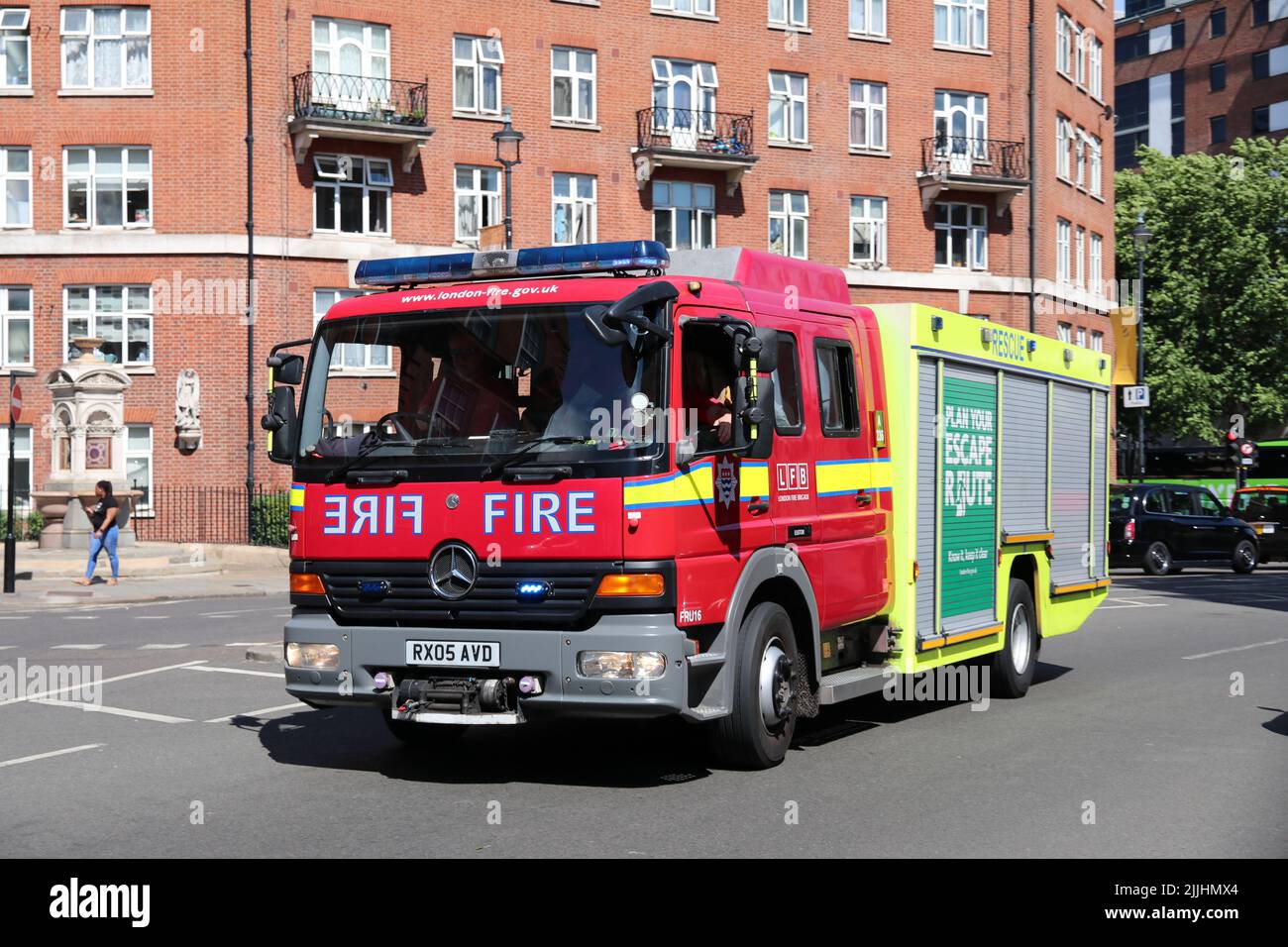 A MERCEDES-BENZ FIRE TRUCK OF LONDON FIRE BRIGADE ON A 999 EMERGENCY CALL TRAVELLING ALONG A LONDON STREET Stock Photo