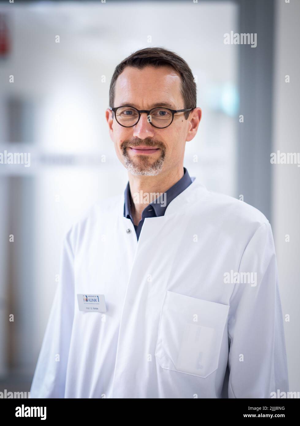 22 July 2022, Hessen, Frankfurt/Main: Gernot Rohde, Head of Pneumology at Frankfurt University Hospital, is standing in the corridor of one of the buildings. Together with a colleague, ar is also head of the Long Covid Outpatient Clinic. (to dpa: "Long waiting lists for patients with Covid late effects in Hesse") Photo: Frank Rumpenhorst/dpa Stock Photo