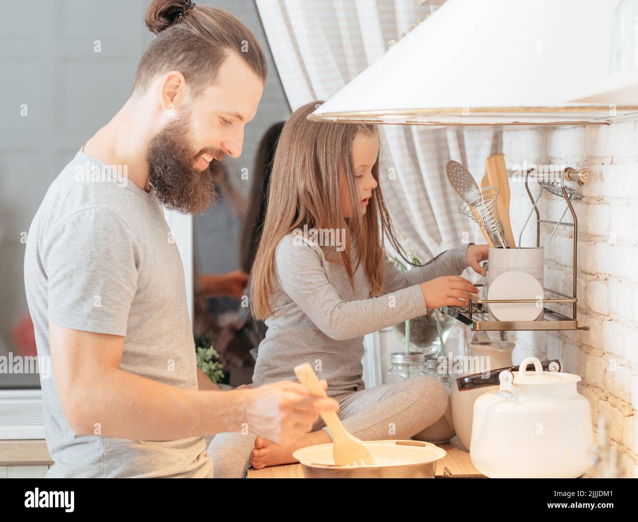 dad daughter cooking kitchen home family leisure Stock Photo