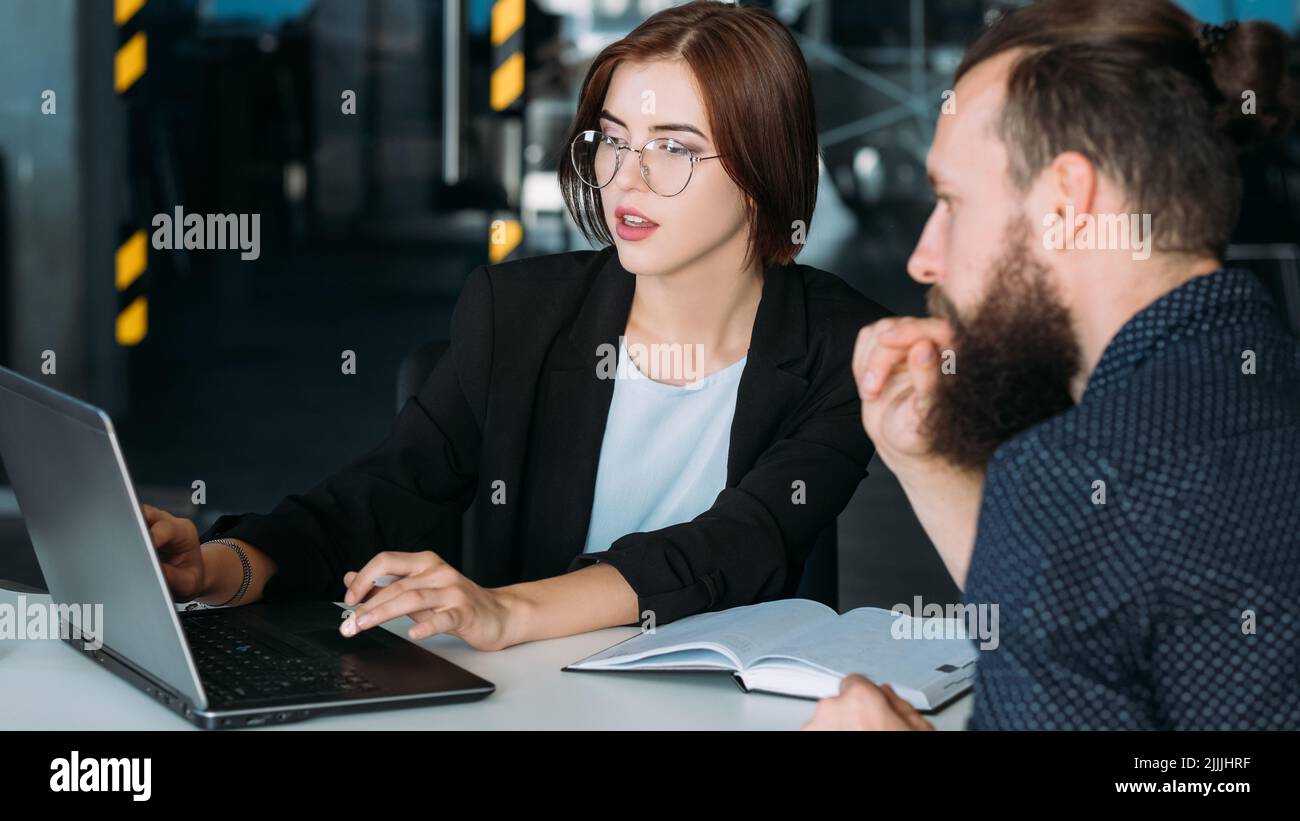man woman discus business office coworker teamwork Stock Photo - Alamy