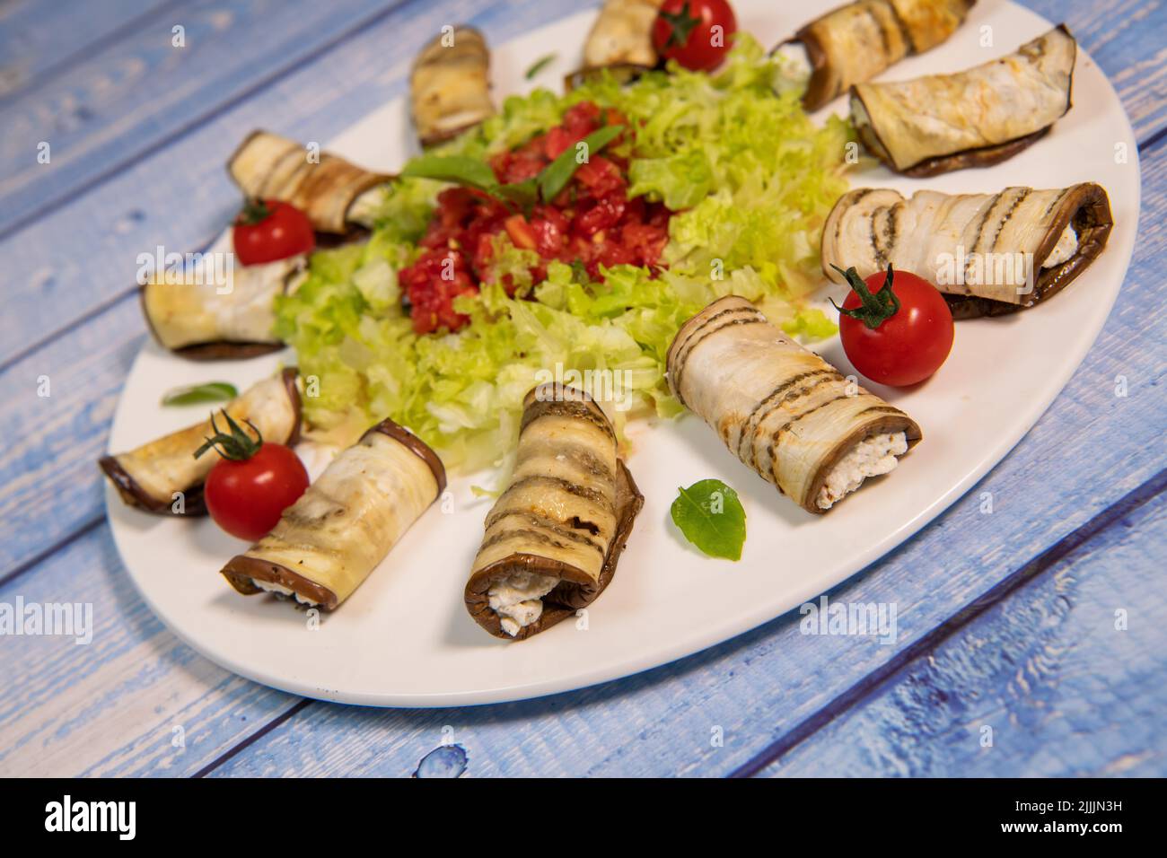 RECIPE FOR GRILLED AUBERGINE ROLL STUFFED WITH RICOTTA CHEESE AND SALAD
