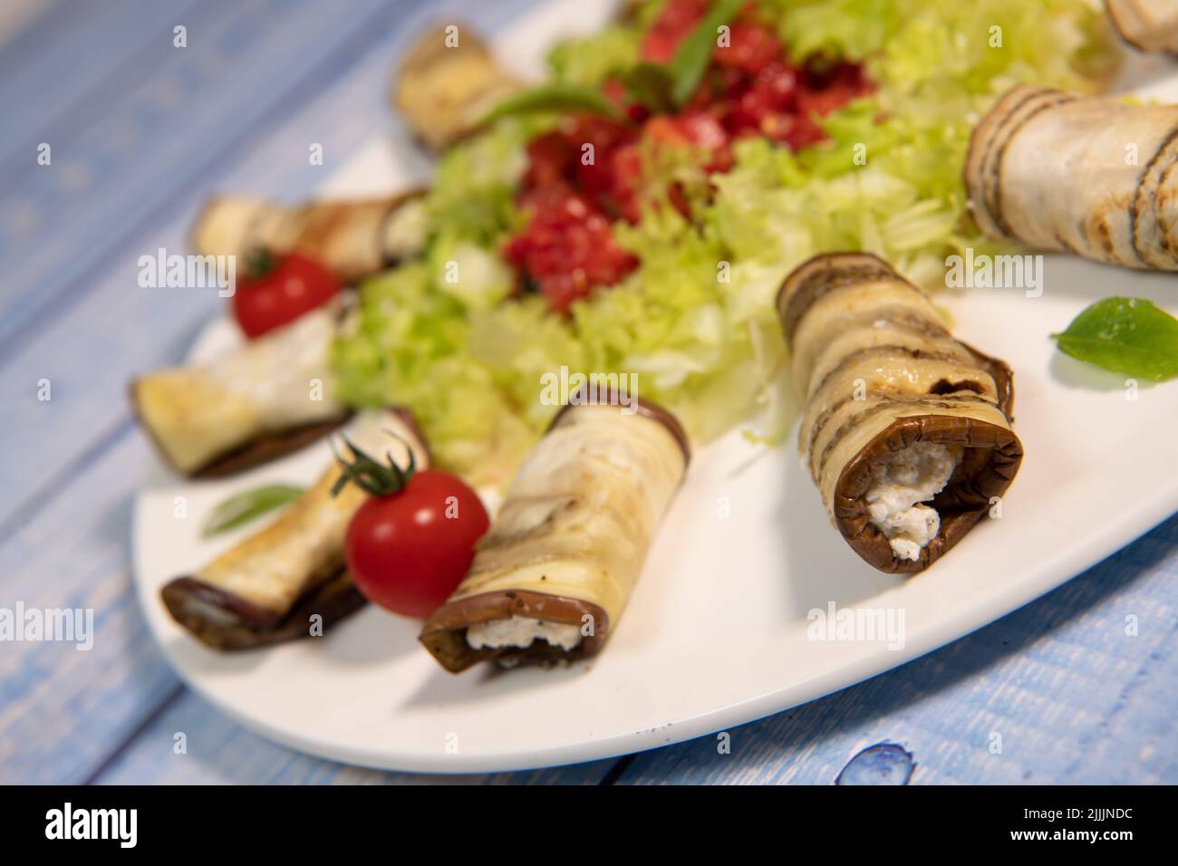 RECIPE FOR GRILLED AUBERGINE ROLL STUFFED WITH RICOTTA CHEESE AND SALAD