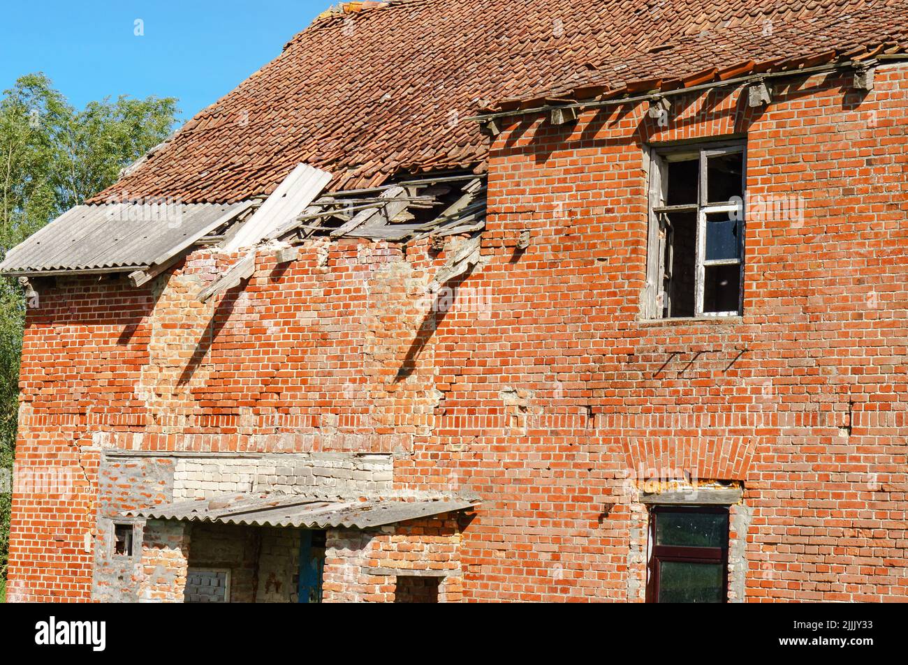The house made of red brick. An old ruined house Stock Photo - Alamy