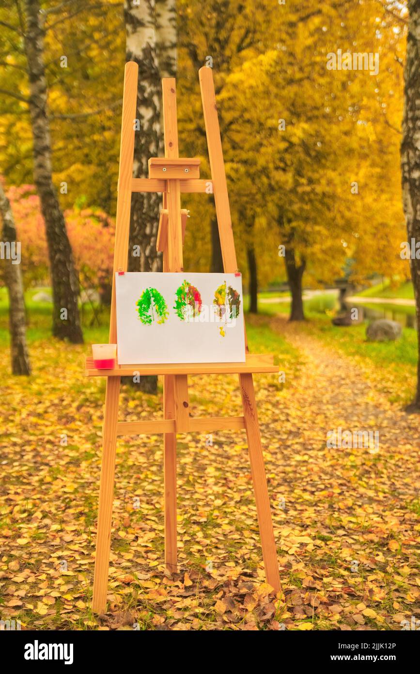 An easel stands hi-res stock photography and images - Alamy