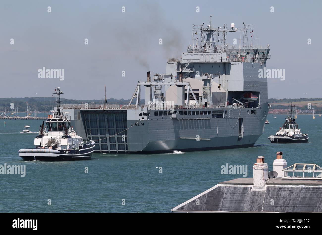 The Royal Fleet Auxiliary Bay class landing ship deck RFA MOUNTS BAY (L3008) arriving at the Naval Base Stock Photo