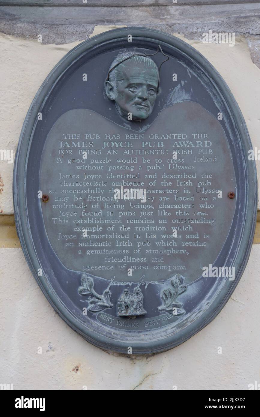 A James Joyce pub award for an authentic Irish pub in Cobh, County Cork, Ireland Stock Photo