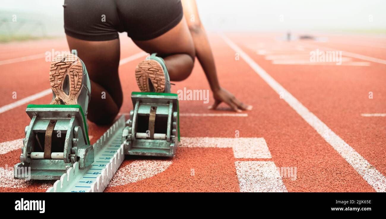 Young woman starting blocks hi-res stock photography and images - Alamy