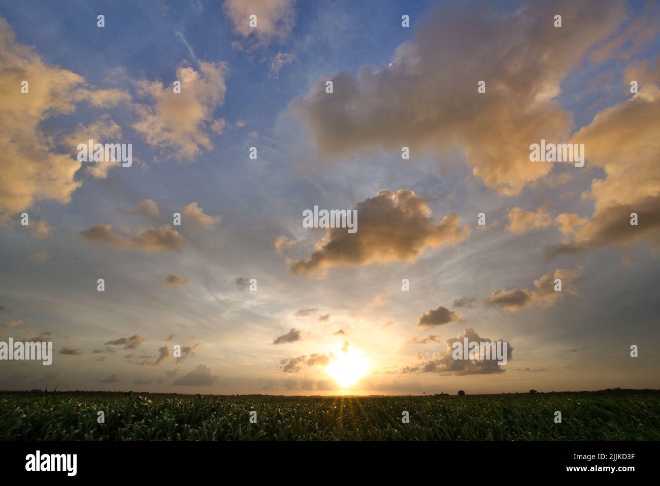 Cloudy sunset sky hi-res stock photography and images - Alamy
