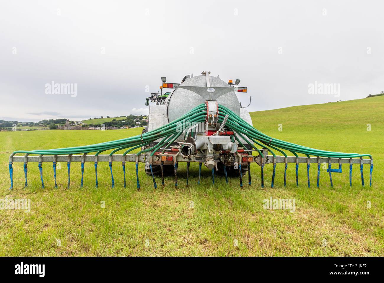 Timoleague, West Cork, Ireland. 27th July, 2022. Timoleague based dairy farmer Micháel McCarthy spreads slurry on one of his fields this morning. The government was unable to reach an agreement last night on an emissions target for the agriculture sector. Eamon Ryan, leader of the Green Party and Minister for the Environment, is set on a 30% target, whilst Charlie McConalogue, Minister for Agriculture, Food and the Marine, wants a 22% reduction in agricultural emissions. Credit: AG News/Alamy Live News Stock Photo