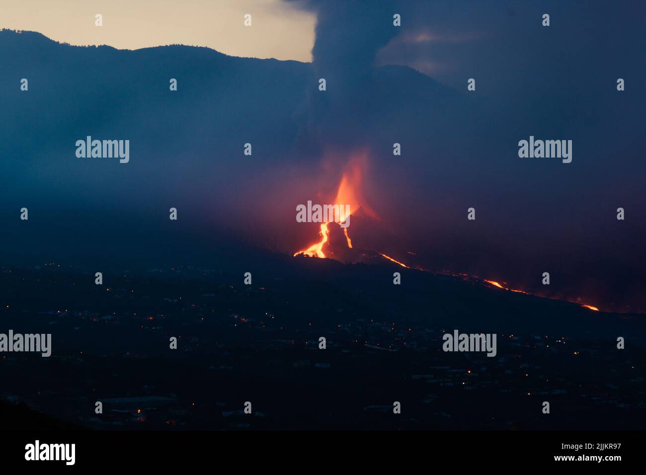 Photography of Cumbre Vieja volcano eruption the last October, in La