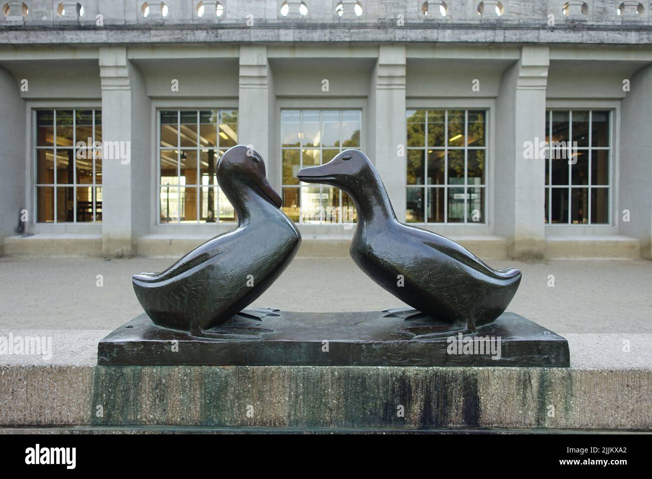 Berlin, Bronzeskulptur von zwei Enten vor der U-Bahn Rathaus Schöneberg, Rudolph Wilde Park // Berlin, bronze sculpture of two ducks in front of the u Stock Photo