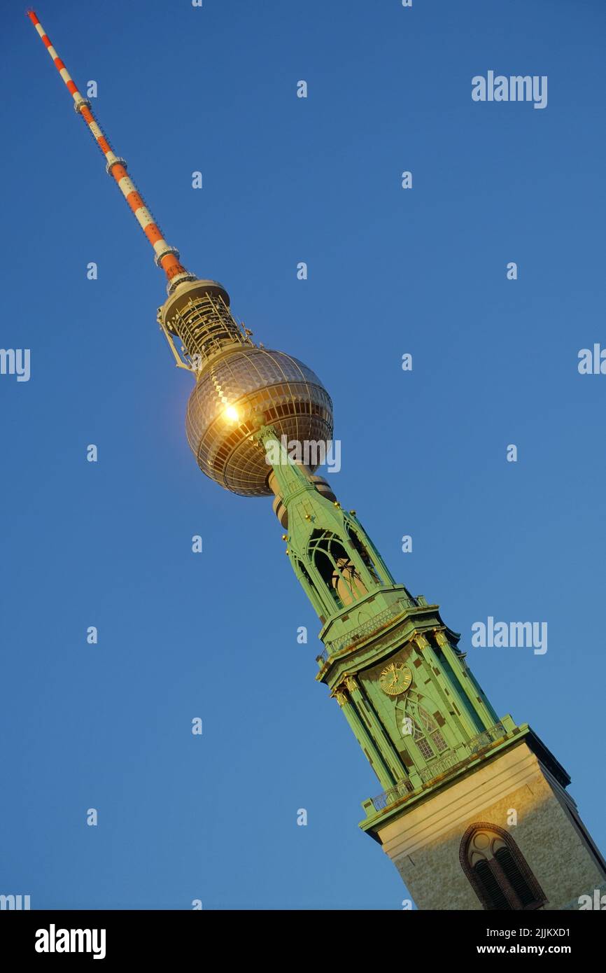 Berlin, Turm der St. Marienkirche vor dem Berliner Fernsehturm // Berlin, Tower of the St. Marienkirche and Fernsehturm Stock Photo