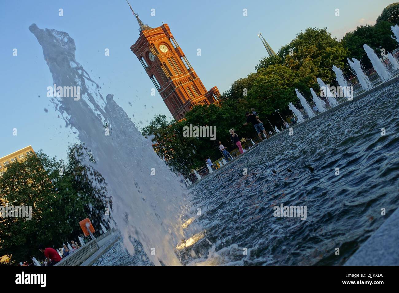 Berlin, Alexanderplatz, Wasserkaskaden vor dem Turm des Roten Rathaus // Berlin, Fountains in front of Rotes Rathaus (Red Towenhall) Stock Photo