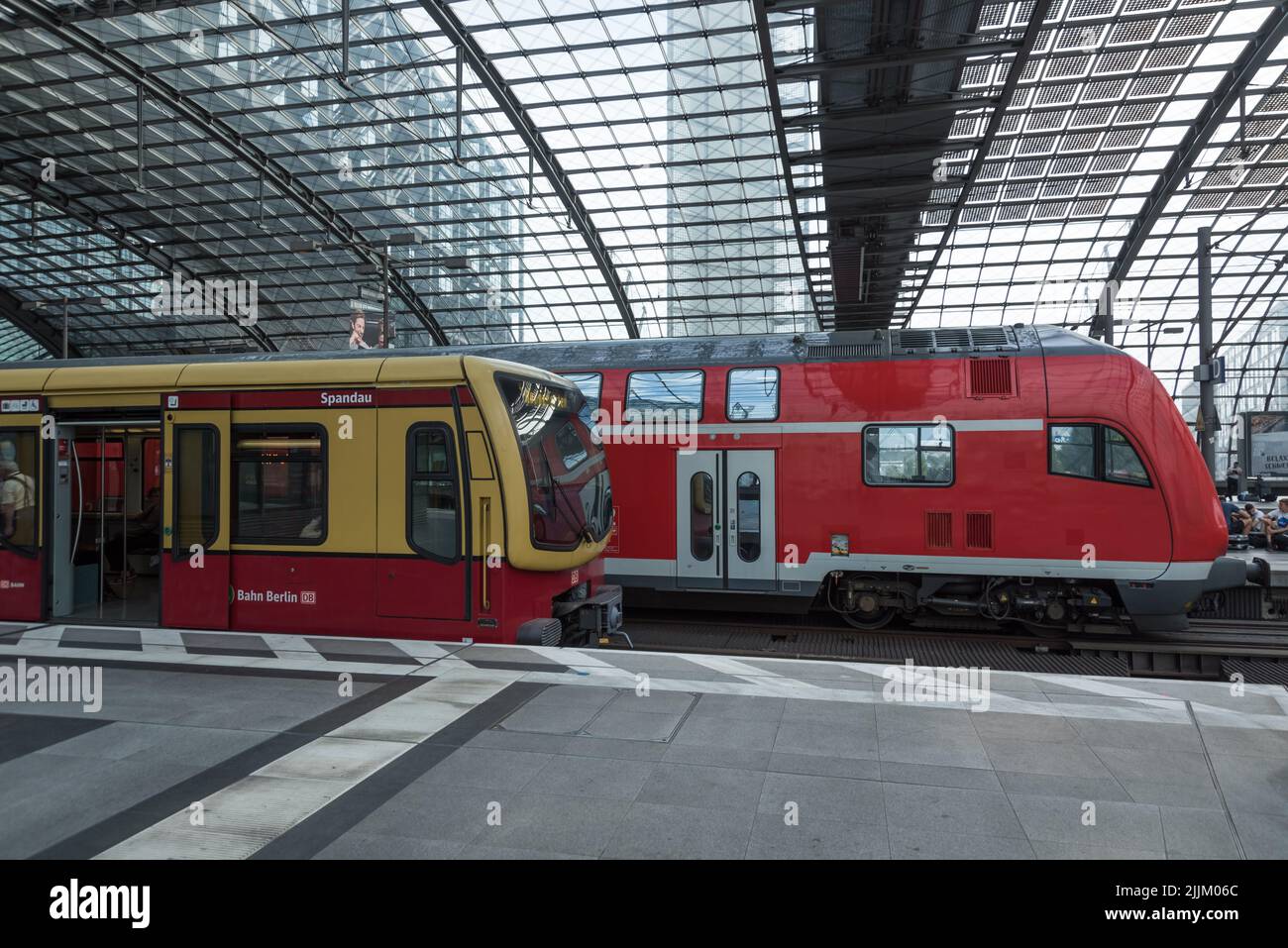 Berlin, S-Bahn am Hauptbahnhof Stock Photo