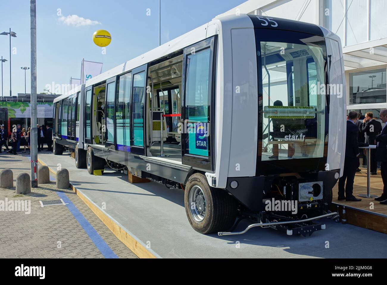 U bahn pendler hi-res stock photography and images - Alamy