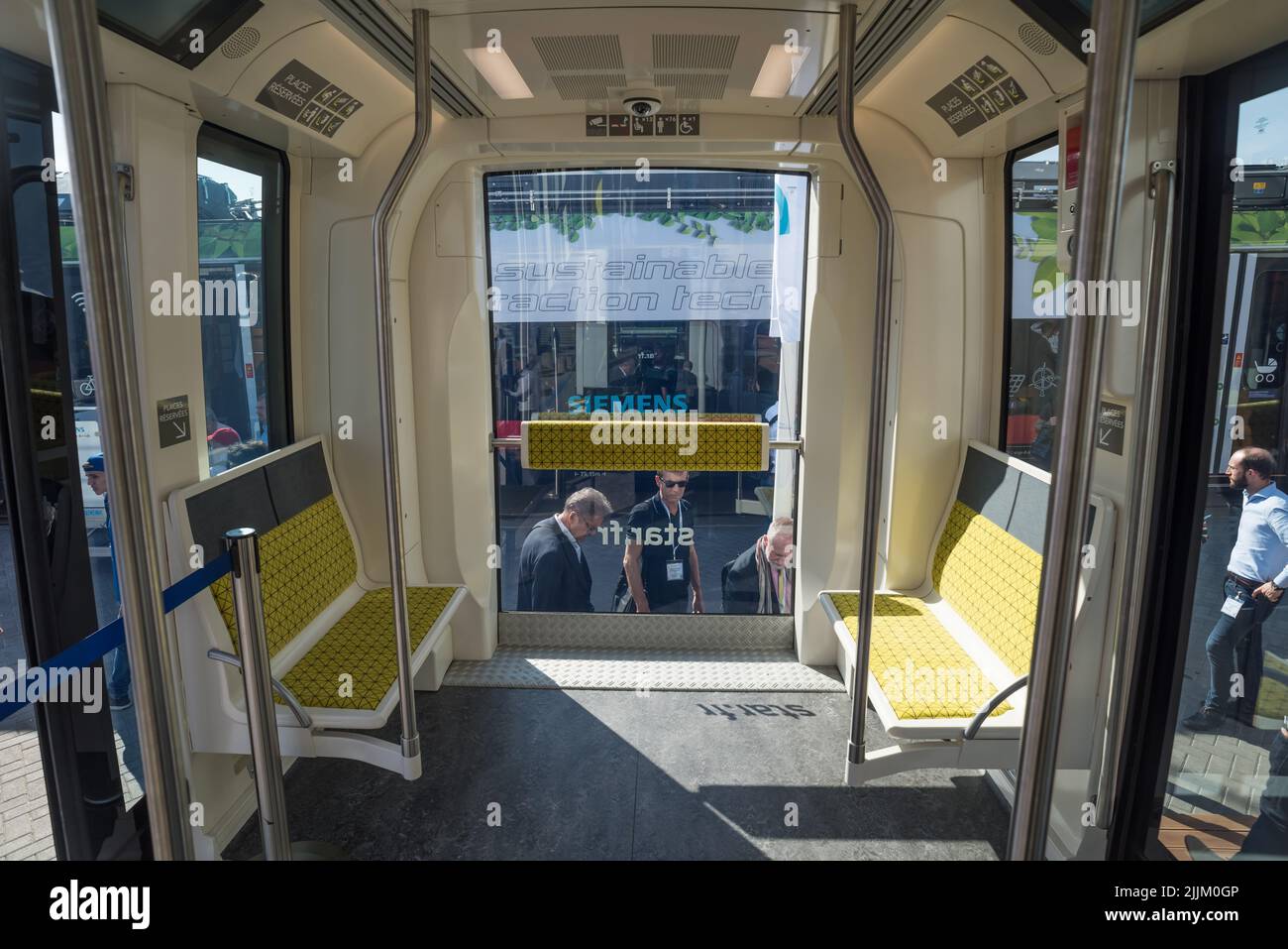 U bahn pendler hi-res stock photography and images - Alamy